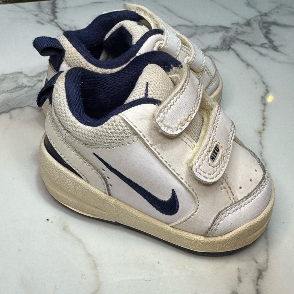 4/$15 Nike Kids White and Navy Sneakers Size 2 toddler